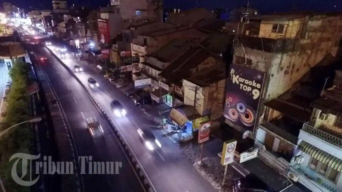Mengintip Kehidupan Malam Jalan Nusantara Makassar, Tunggu Pelanggan di Atas Motor
