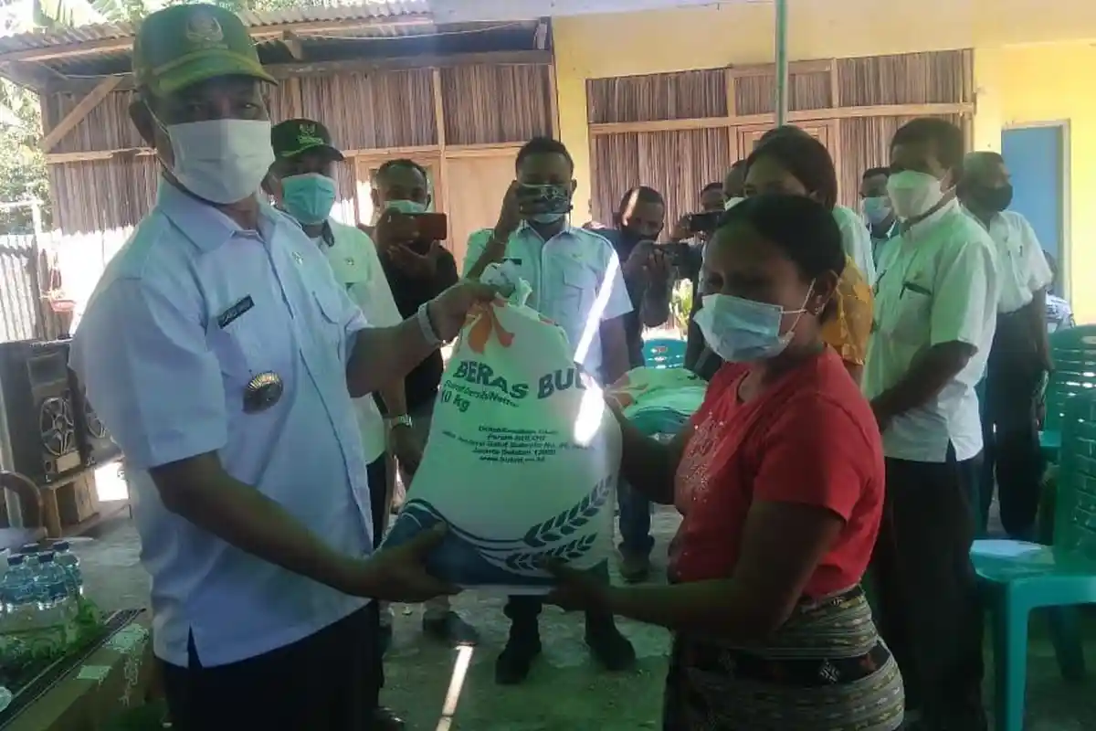 Bupati TTU Launching Penyaluran Beras Bantuan PPKM kepada Masyarakat