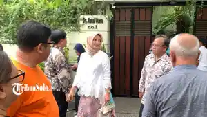 TEMUI-JOKOWI-Staf-khusus-Wakil-Presiden-RI-Tina-Talisa-pasca-mendatangi-kediaman-Jokowi.jpg