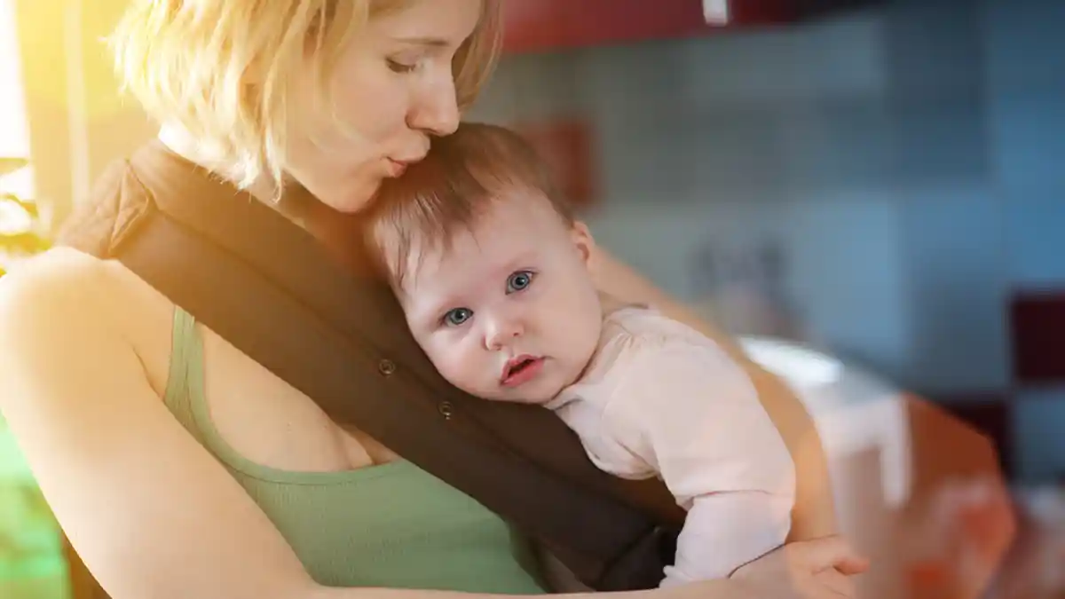 Mengapa Kita Menggendong Anak di Sisi Kiri? Begini Penjelasannya!