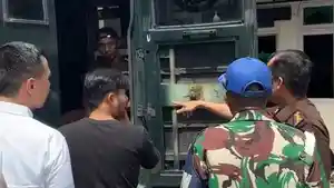 Petugas-pengecekan-mobil-tahanan-di-Pengadilan-Pekanbaru-pasca-tahanan-kabur.jpg