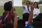 Presiden Bermain Bersama Anak-anak