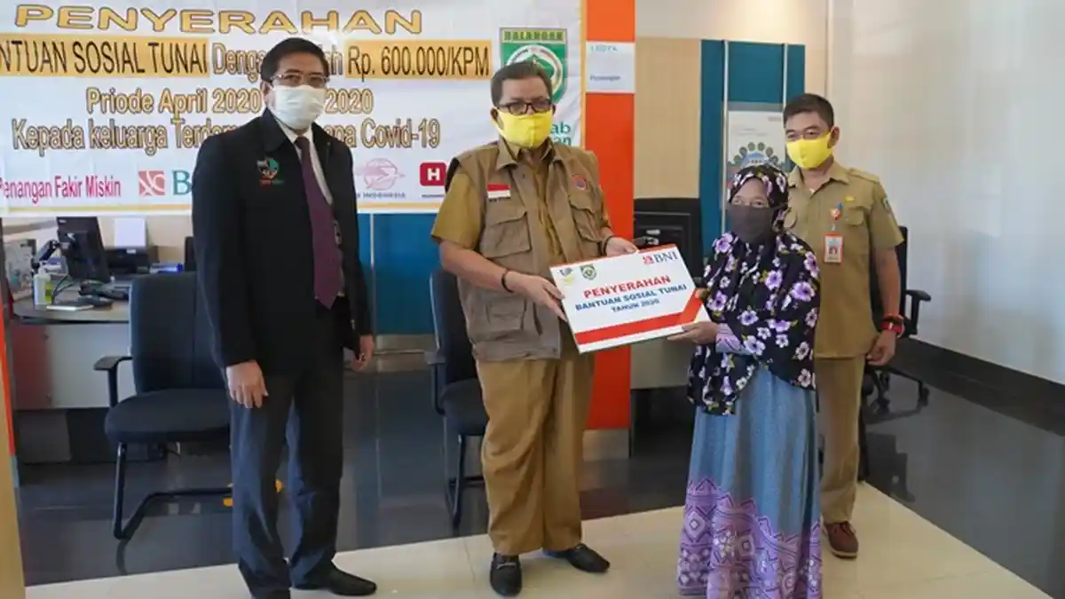 Bupati Balangan Serahkan BLT Kemensos pada KPM