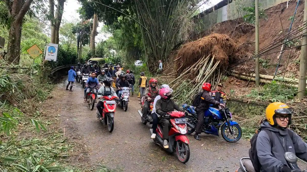 Longsor di KBB, Ruas Jalan Kolonel Masturi Sempat Tertutup Tanah dan Pohon Bambu