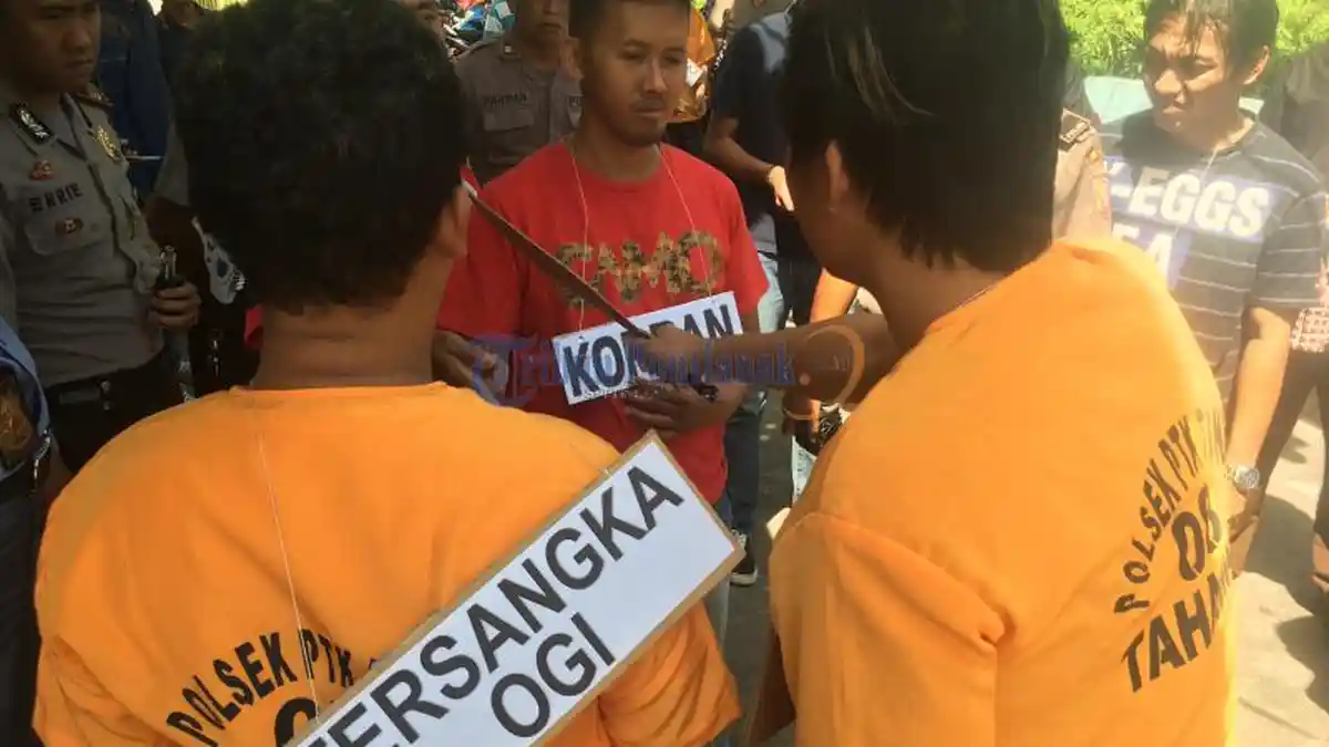 Rekonstruksi Pengeroyokan Korban Tewas di Jalan Tanjung Raya I - rekonstruksi_20170208_194257.jpg