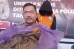 Kombes-Pol-Artanto-bersama-barang-bukti-Ganja.jpg