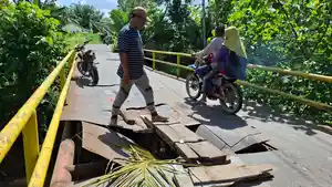 Warga-menunjukkan-jembatan-jebol-di-Kertabayang-Ogan-Ilir.jpg