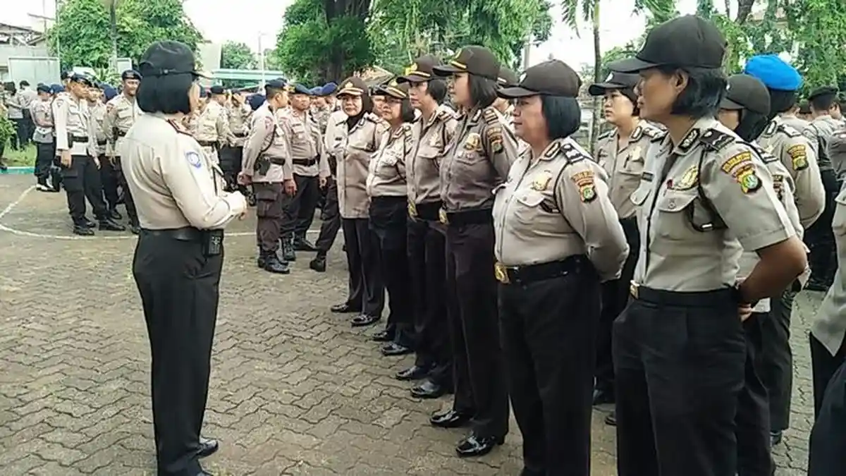 Puluhan Polwan Amankan Ibu-ibu Warga Bukitduri