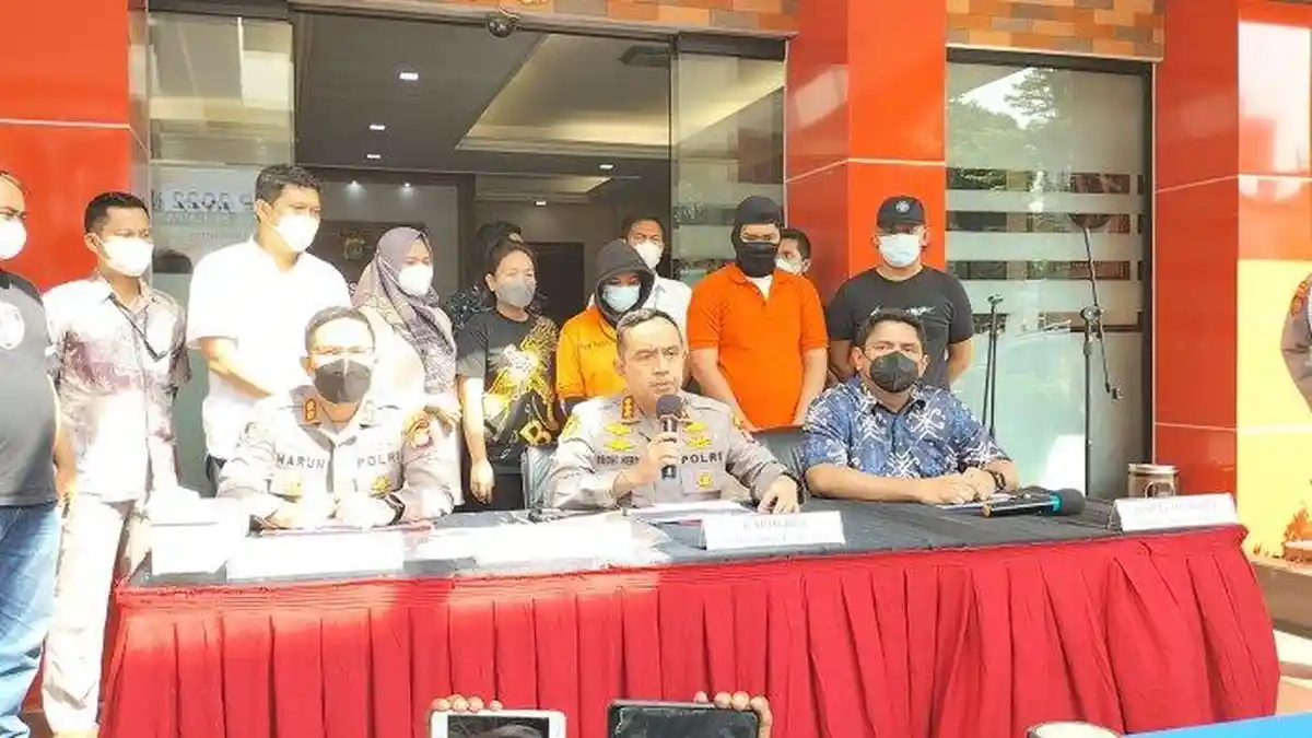 Aksi Konyol 2 ABG Berantem Rebutan Cowok di Jalan Berujung Polisi Ditabrak dan Bui