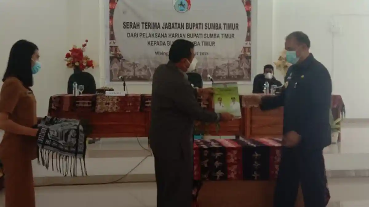 Domu Warandoy Serahkan Jabatan ke Bupati Sumba Timur