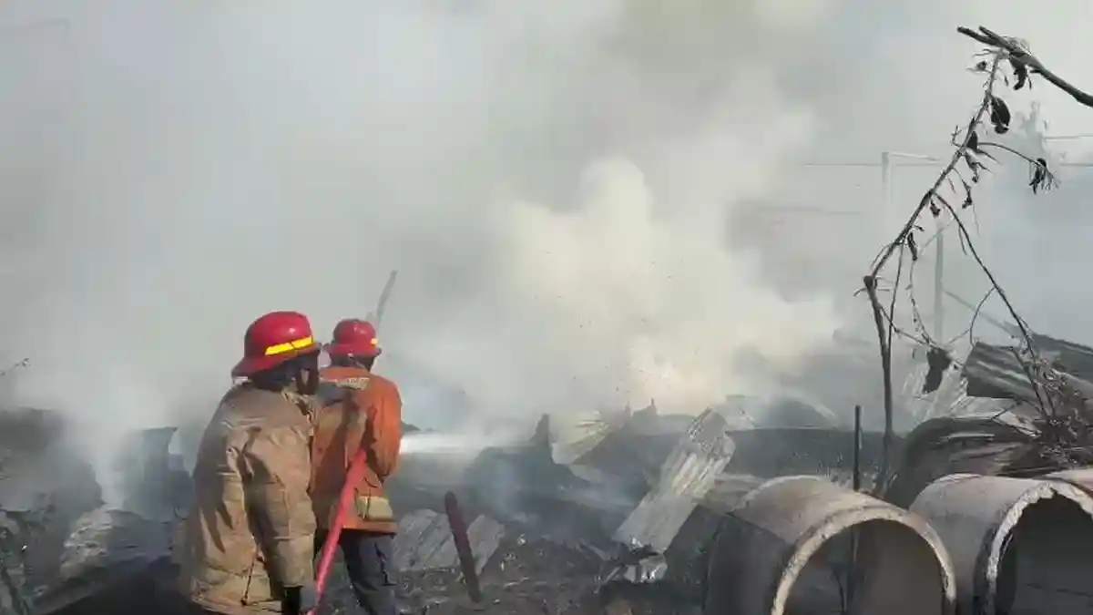 Harta Rp 400 Juta Lenyap, Truk dan 3 Motor Terbakar di Gudang Kayu Desa Prambangan, Gresik