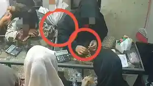 Rekaman-terduga-komplotan-pelaku-saat-melakukan-pencurian-di-toko-emas-Antiya.jpg