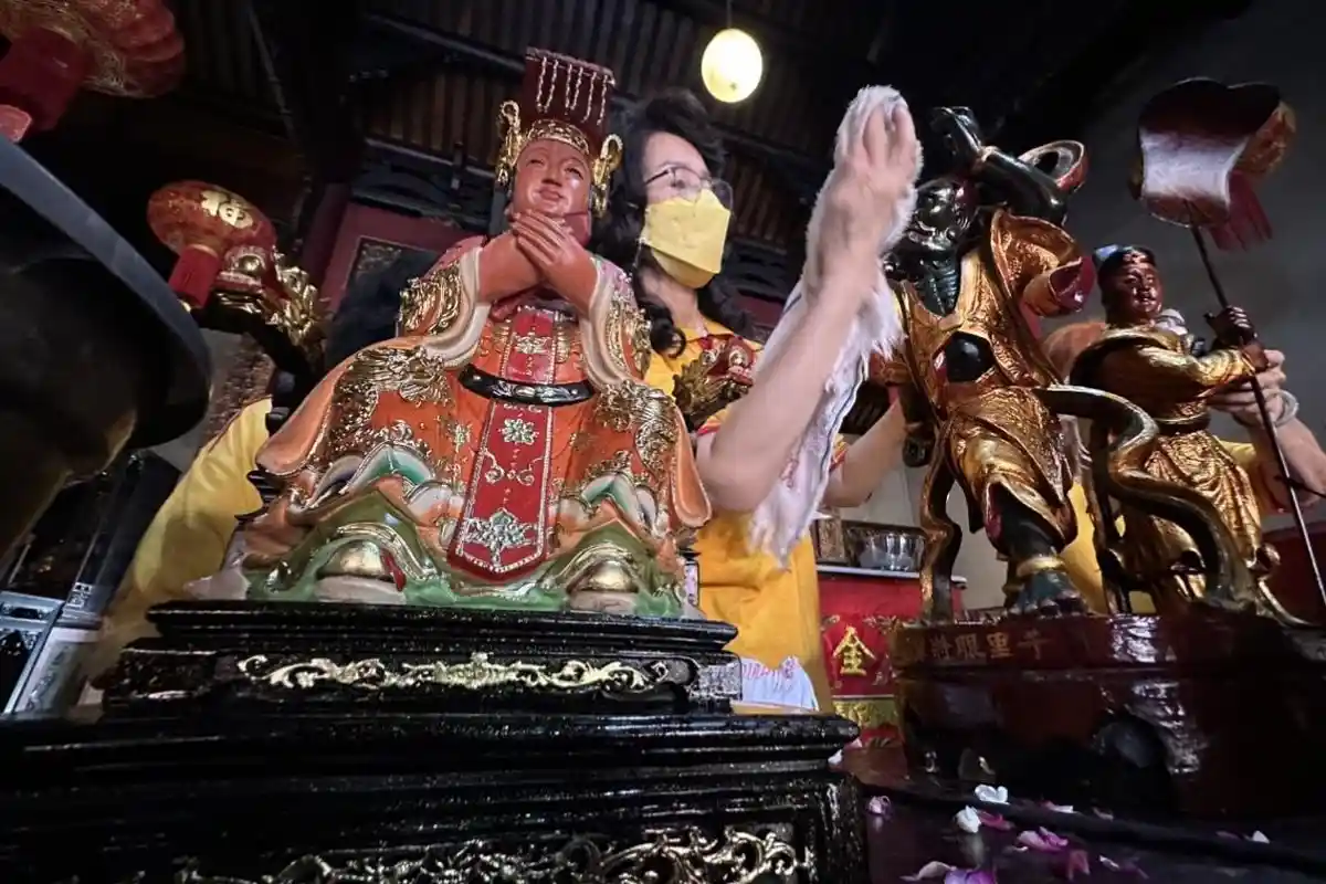 Membersihkan Klenteng Tjoe Tik Kiong Kota Pasuruan, Gotong Royong Sambut Tahun Baru Imlek 2574