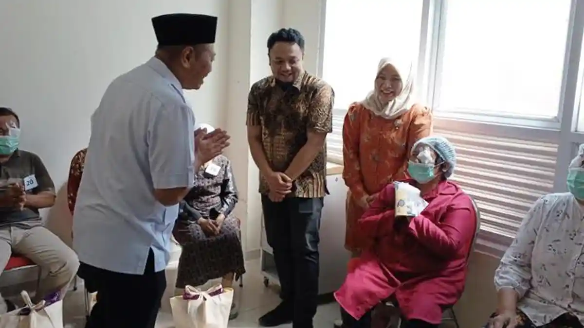 60 Warga Tulungagung Ikut Operasi Katarak Gratis Bakti Sosial RSUD Campurdarat dr Karneni