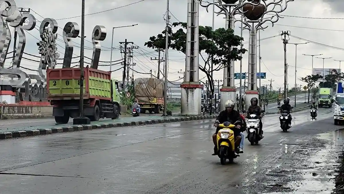 Panas Berdebu, Hujan Licin: Potret Perbatasan Pantura Semarang-Kendal 