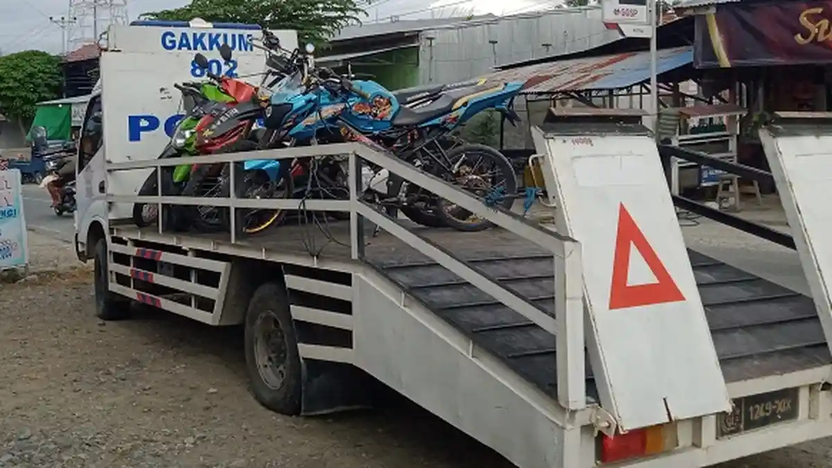 Polisi Angkut Motor Pelanggar Lalulintas di Jl Soekarno-Hatta Palu