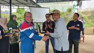 20240122_Penyerahan-Plakat-dari-Kepala-Desa-untuk-manajemen-PHSS.jpg