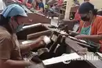 Suasana-aktivitas-pekerja-pabrik-rokok-di-Kota-Blitar-beberapa-waktu-lalu.jpg