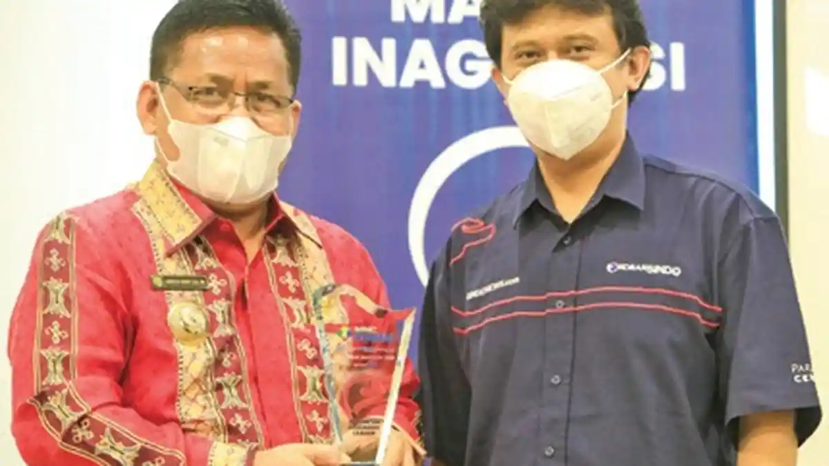 Aminullah Terima Award Indonesia Visionary Leader SINDOnews 2021