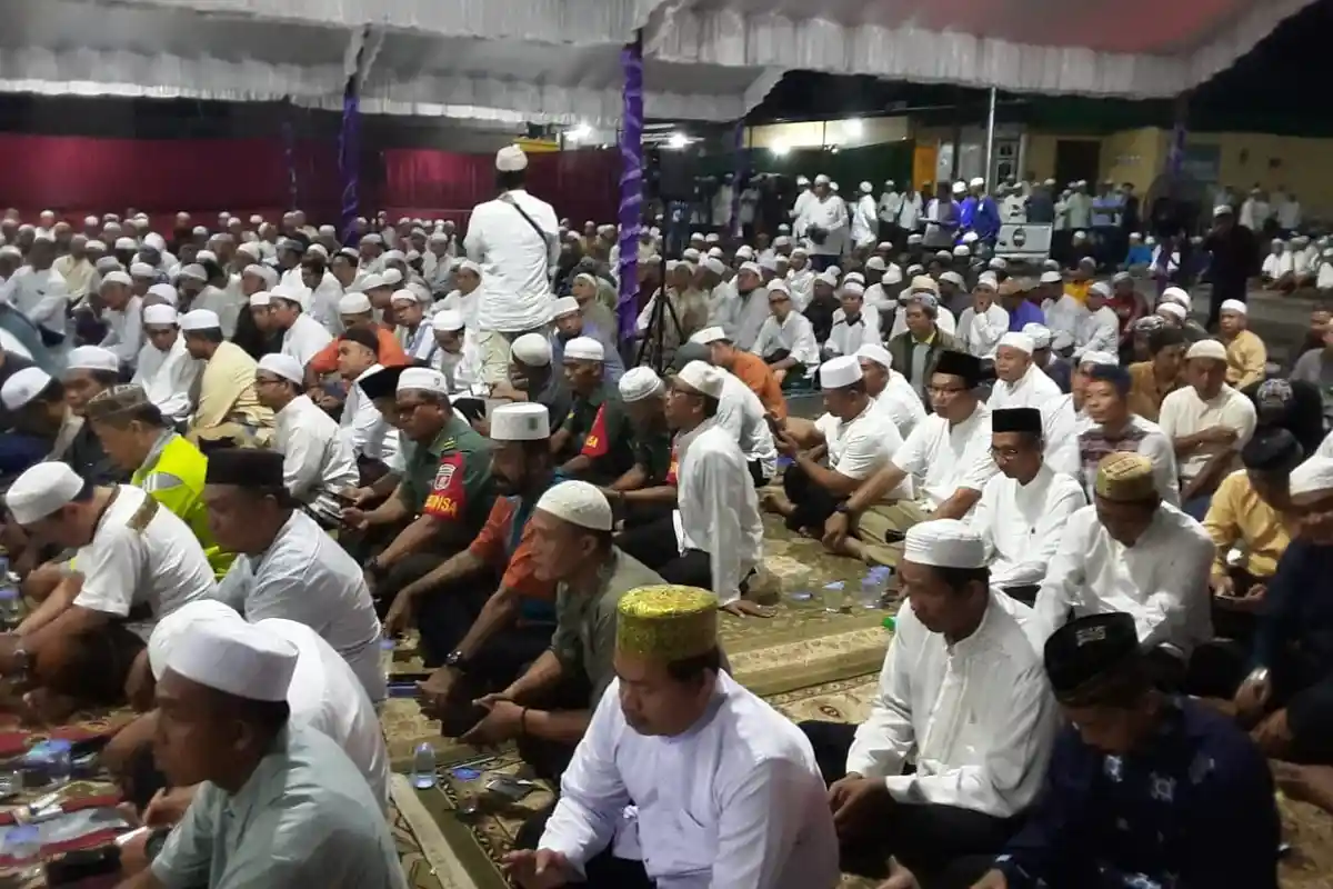 Jelang Haul ke-15 Guru Sekumpul, Relawan Memasang Pengeras Suara hingga Dinihari