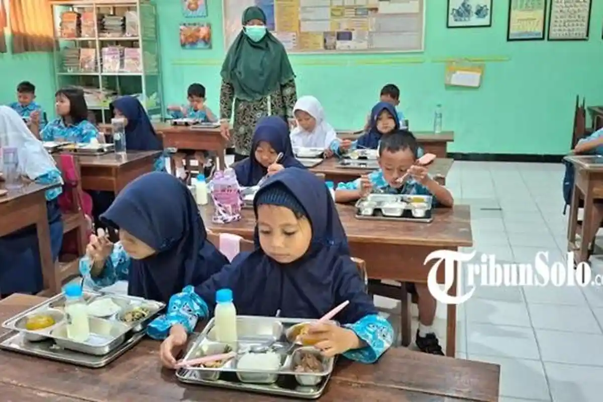 Program Makan Bergizi Gratis Mulai Diuji Coba di Sragen, Diberi Lauk Ayam Terik dan Sayur Sawi Tahu