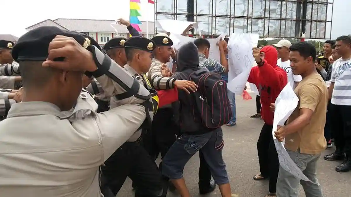 Usai Dilantik, Bintara Baru Diserbu Ratusan Massa