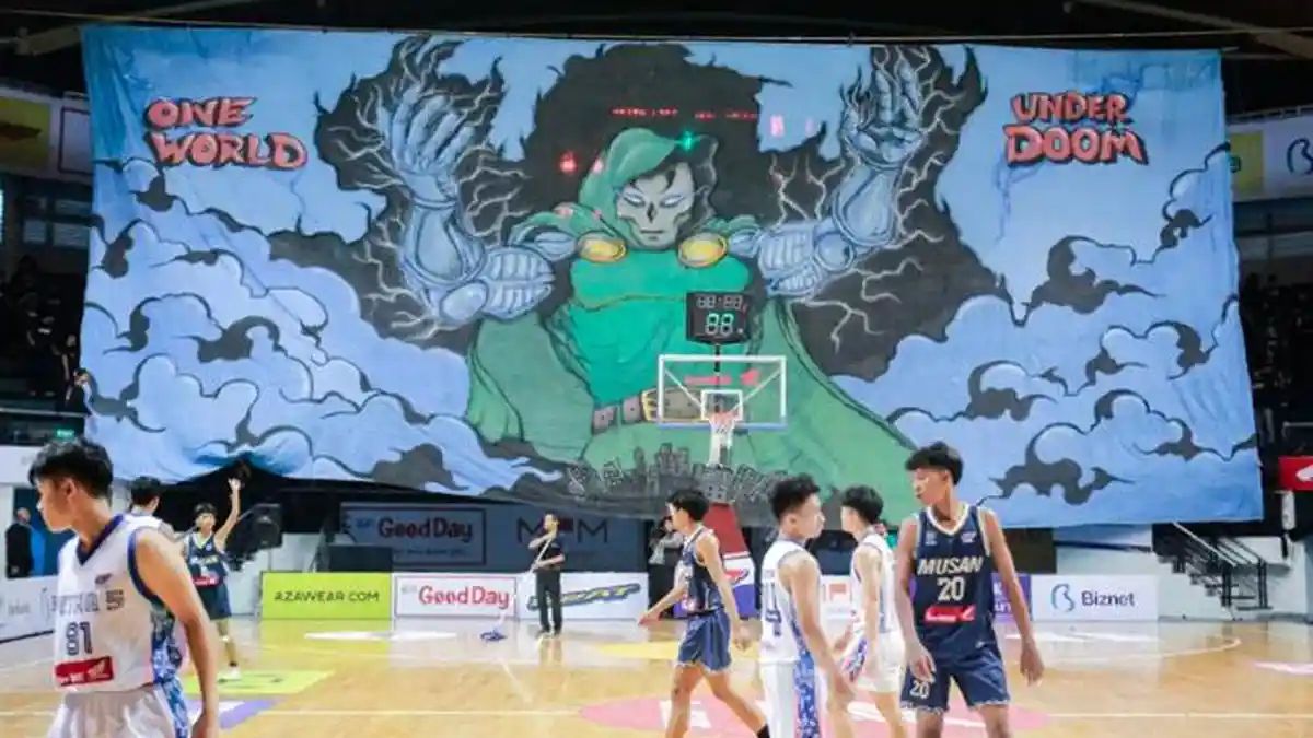 Supporter Mussan Mania Angkat Karakter Doctor Doom di DBL Surabaya 2025