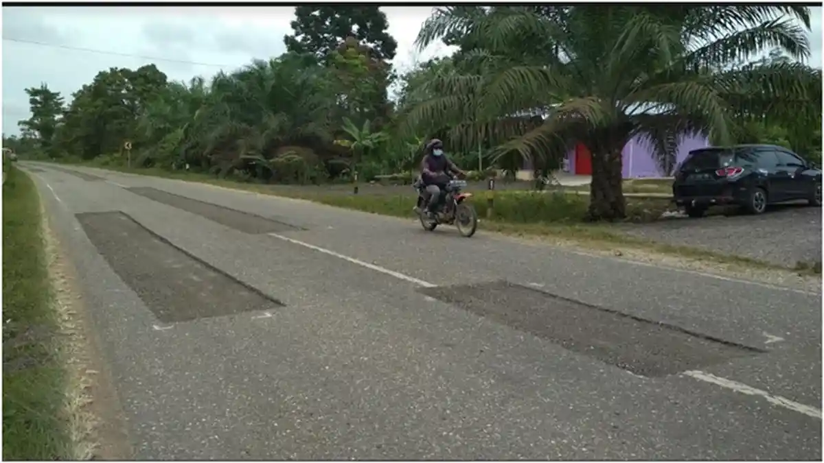Pengendara Keluhkan Tambal Sulam Jalinsum Muratara, Sering  Pecah Ban, Macet Hingga Rawan Kecelakaan