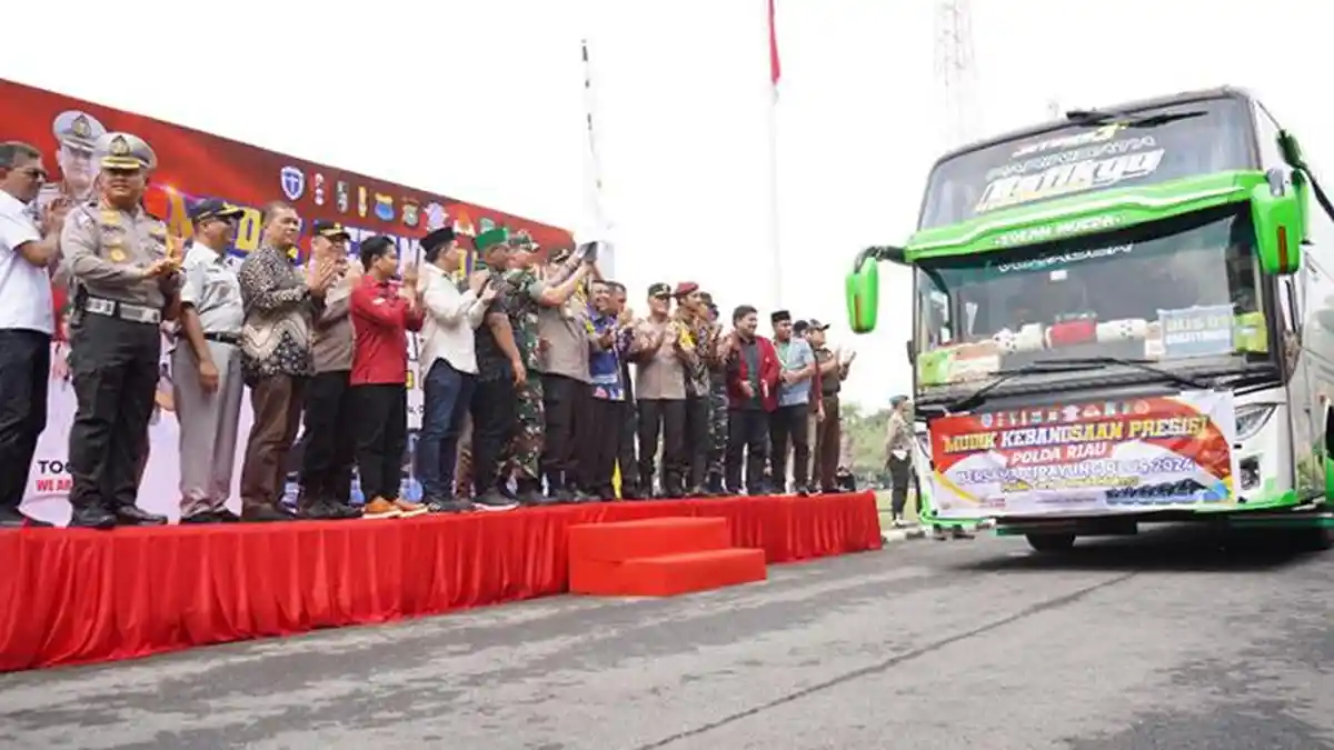 Kapolda Riau Lepas Bus Pengangkut Ratusan Masyarakat Peserta Mudik Gratis ke Sumbar dan Sumut