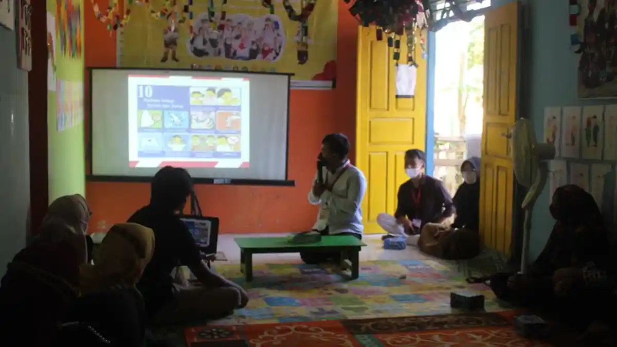 Mahasiswa KKN Kebangsaan Edukasi Warga Rantau Karya Bantu Tanggulangi Pandemi Covid-19