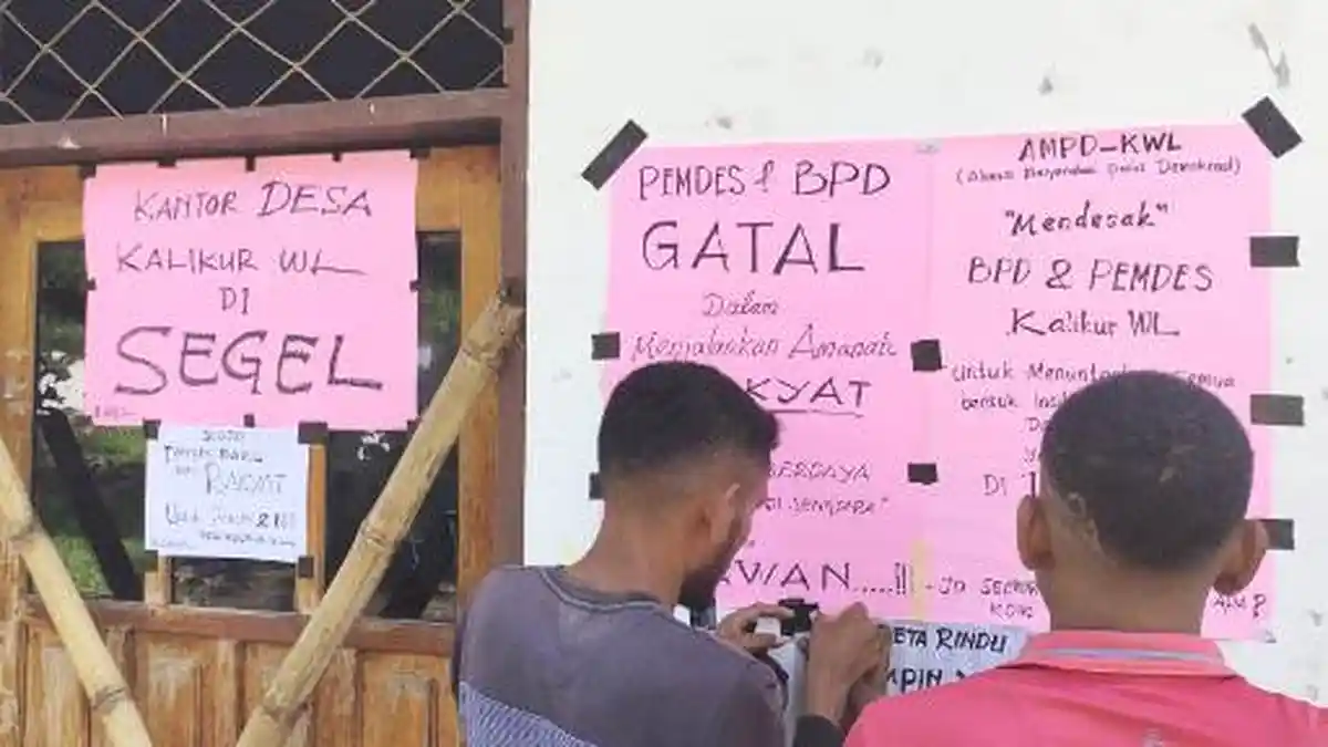 Warga Kalikur WL Lembata Segel Kantor Desa dan BPD, Ini Tuntutan Mereka
