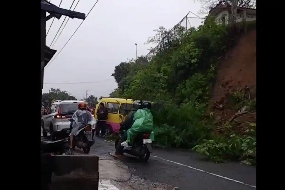 Tebing 10 Meter di Ciloto Ambrol, 1 Angkot Tertimpa Longsor, Jalan Raya Puncak Tak Terlalu Terdampak