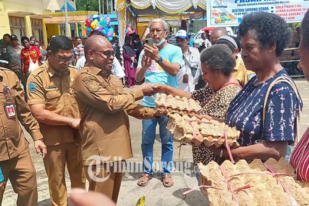 Tekan Inflasi, Pemkot Sorong Salurkan 850 Paket Sembako Murah kepada Masyarakat