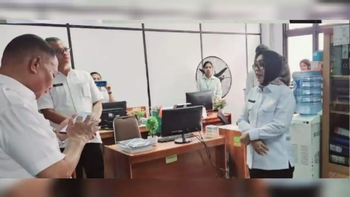 Sidak di Balai Kota, Ely Toisuta Tegaskan Pegawai Harus Disiplin Masuk dan Keluar Kantor 