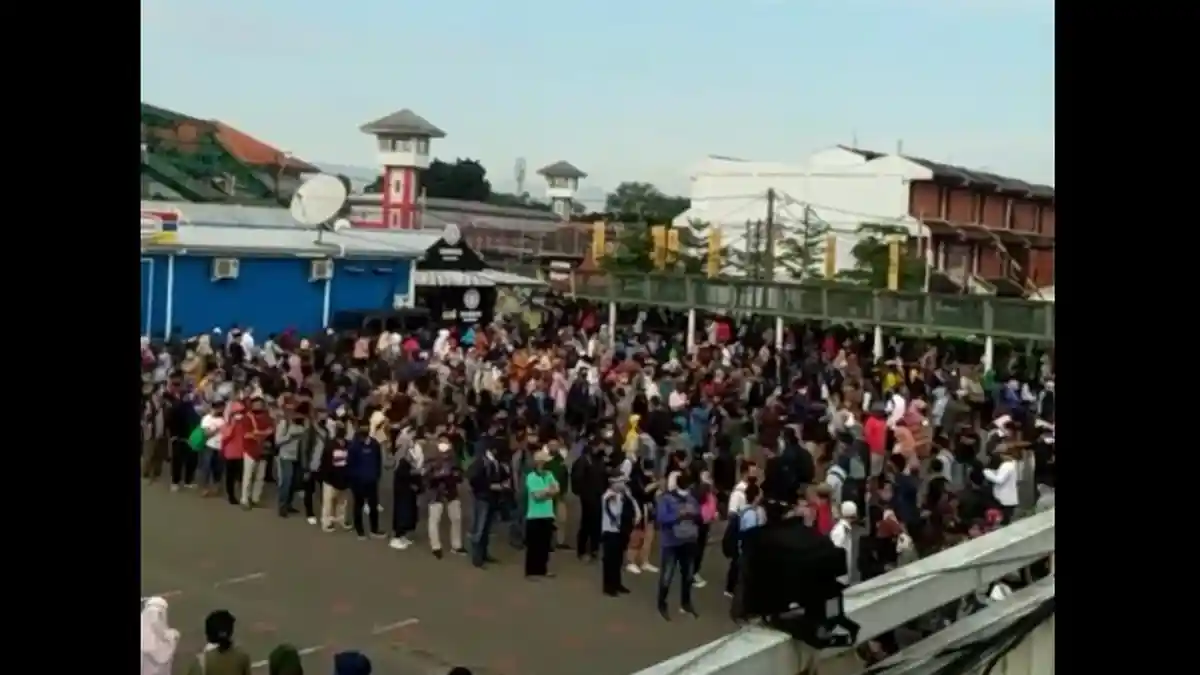 Antrean Penumpang KRL di Bogor Mengular dan Berjam-jam Nunggunya, Penumpang Berharap Ada Solusi