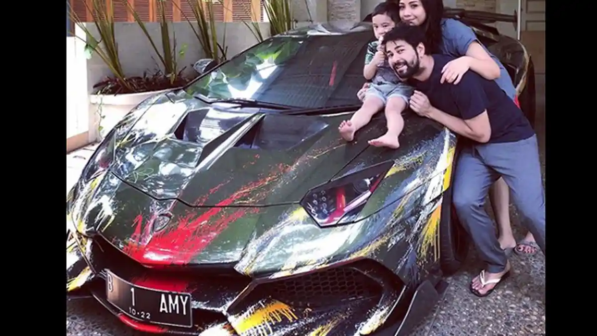 Pose dengan Mobil Sport Lamborghini-nya, Raffi Ahmad Minta Saran Namun Justru Menuai Komentar Begini