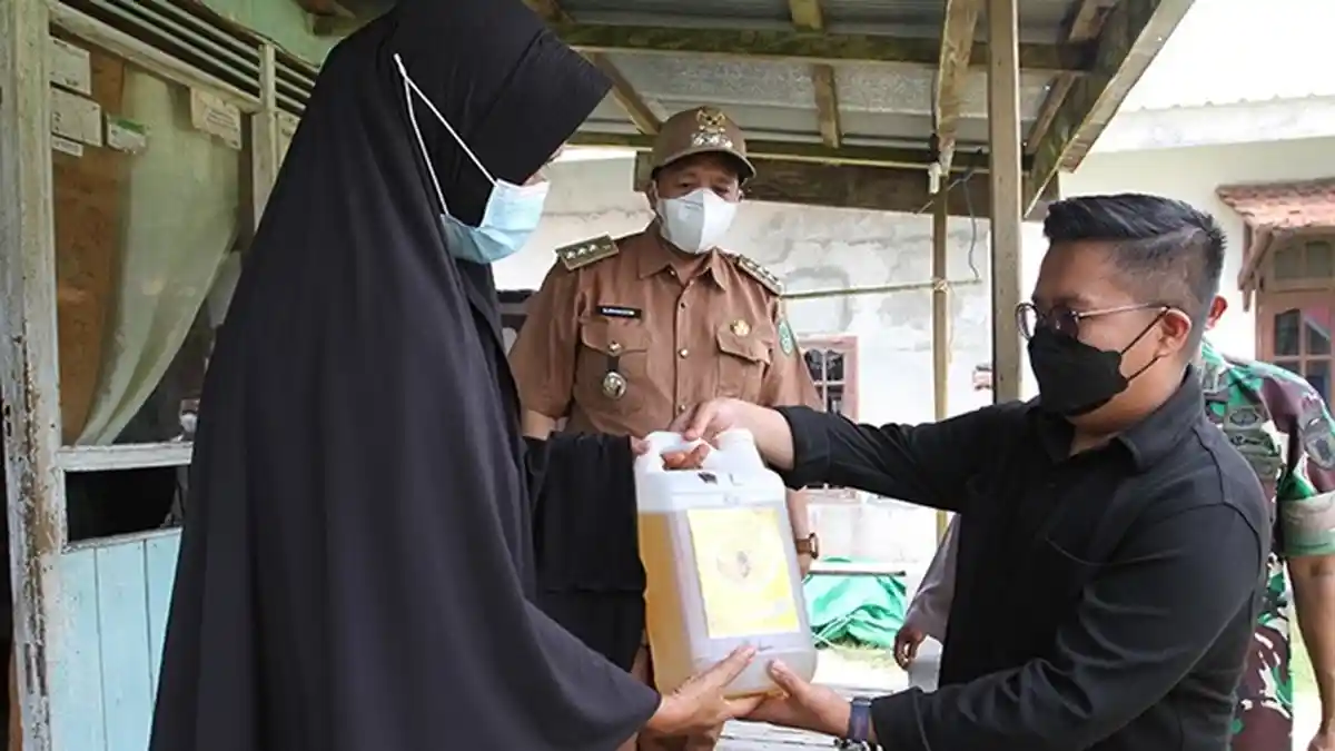 Datangi Rumah Warga, Wabup Kukar Serahkan Minyak Goreng