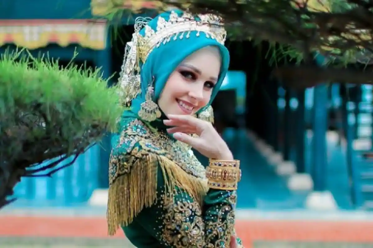 Intip 10 Potret Kecantikan Wanita Prancis yang Menikah dengan Pria Aceh dalam Balutan Busana Muslim