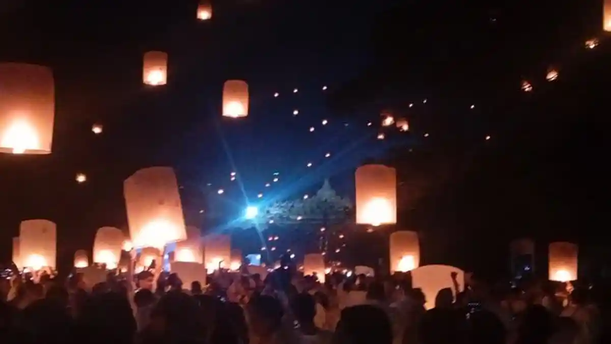 Ribuan Lampion Waisak 2570 BE Terangi Langit Borobudur
