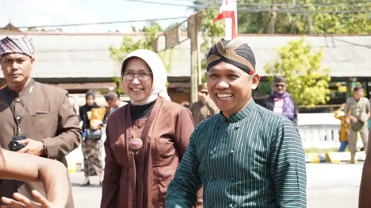 Dresscode Bernuansa Jawa Cak Thoriq dan Bunda Indah Saat Buka Lumajang Mbiyen