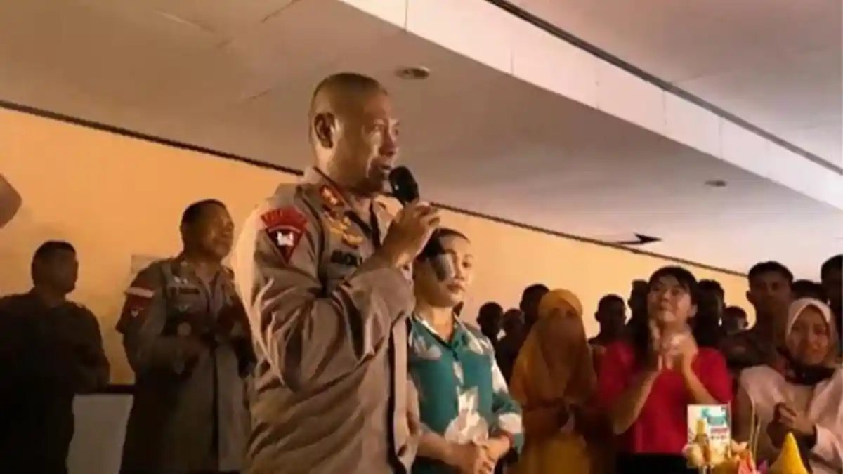 Tinggalkan Maybrat, Tangis AKBP Gleen Rooi Molle Pecah Saat Mohon Pamit