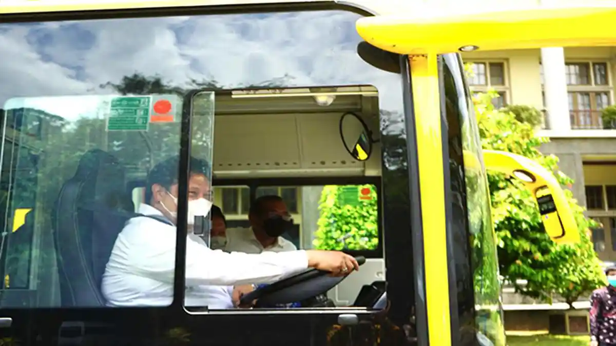 Rektor UGM Apresiasi Bantuan Hibah Dua Bus Listrik dan Microbus Dari Airlangga Hartarto