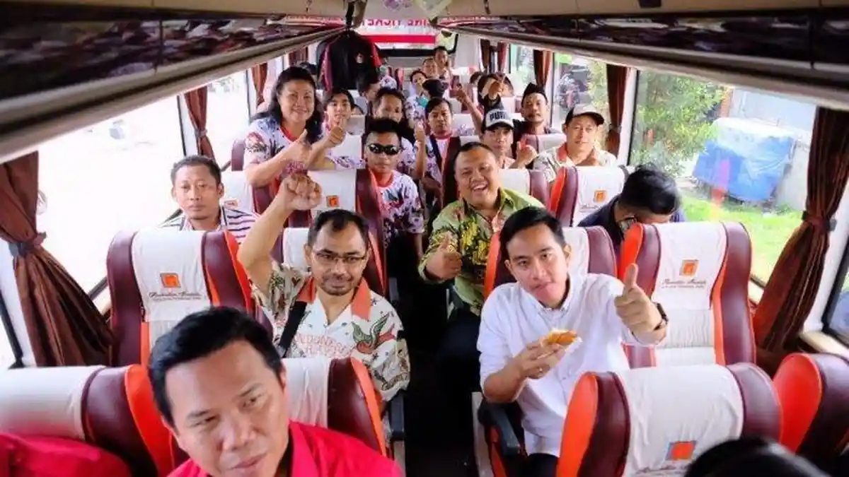 Gibran Tak Bawa Mobil Kesayangannya, Pilih Naik Bus Bareng Relawan ke Markas DPD PDIP Jateng