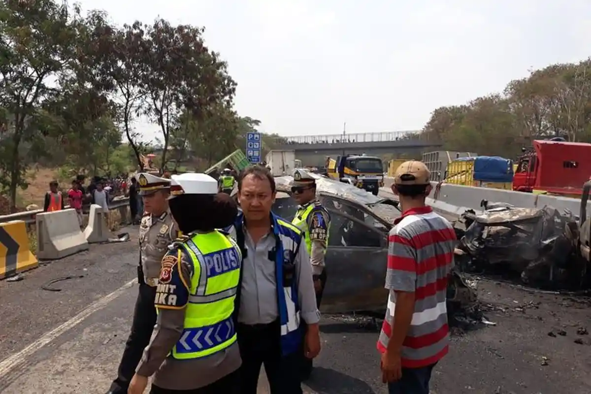 6 Korban Tewas dalam Kecelakaan Tol Cipularang adalah Penumpang Mobil Terbakar