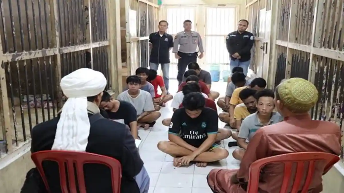 Sat Tahti Polres OI Ajak Tahanan Perbaiki Kualitas Diri dan Tingkatkan Keimanan Lewat Binrohtal 
