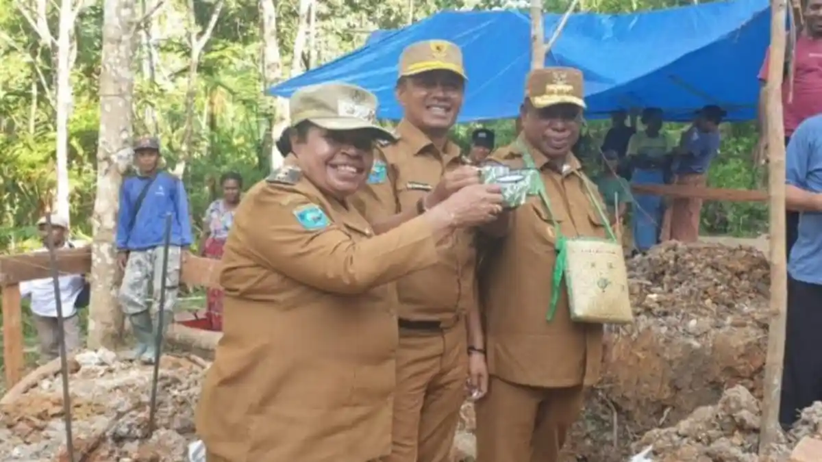 Ali Baham Temongmere Letakkan Batu Pertama Pembangunan Pos Resort KPHP di Kampung Mananmur