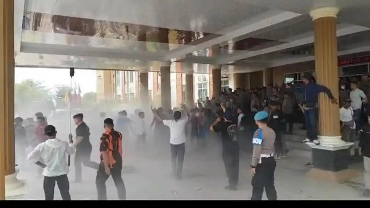 Demo di Lubuklinggau Ricuh, Massa Aksi Bakar Ban di Depan Gedung DPRD