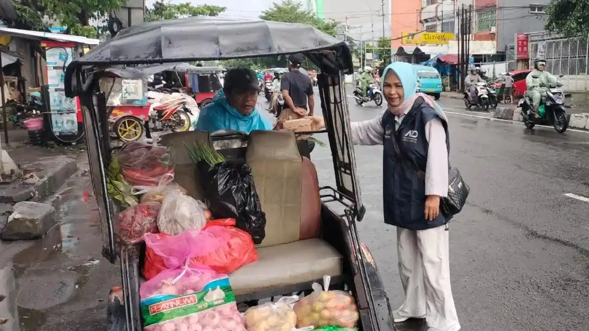 NasDem Makassar Bagikan Takjil di Bontoala dan Panakkukang, Sasar Pedagang hingga Ojol