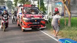 Proses-evakuasi-korban-kecelakaan-Honda-Vario.jpg