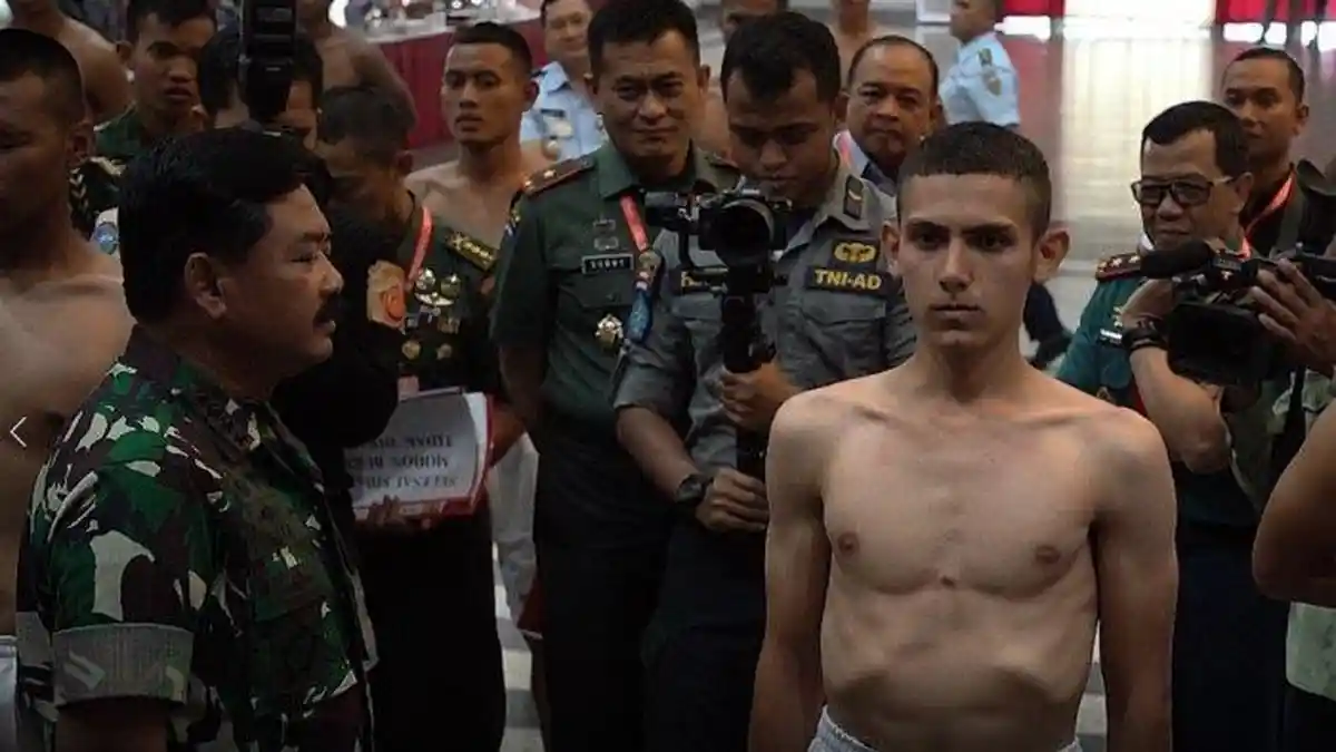 7 Hal Enzo Zenz yang Bikin Terpesona, Bule Perancis yang Ingin jadi Kopassus, Ternyata Pernah Mondok